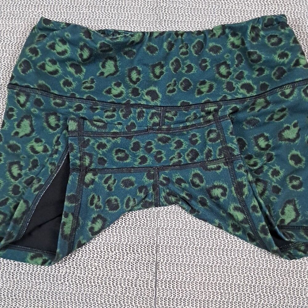 Fleo Women’s 3.5” Leopard Mid Rise Shorts Size M Green/Black - Picture 8 of 8